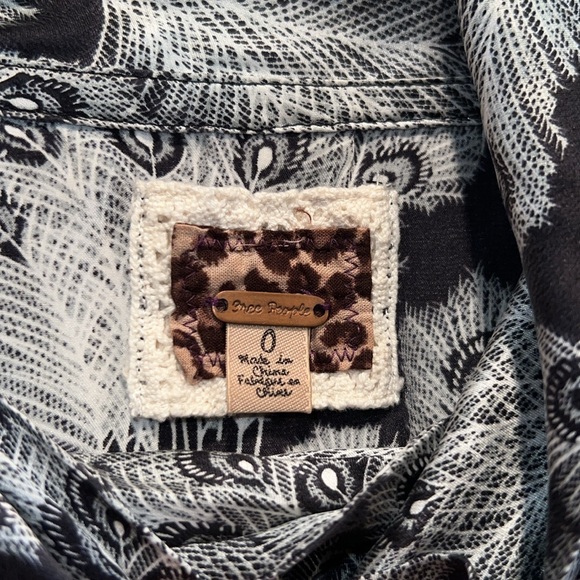 Free People Shirt Womens 0 Black Gray Peacock Feathers Silk Blouse Keyhole - Picture 4 of 10